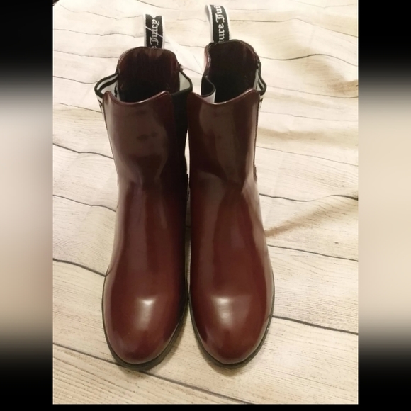 NEW Size 8.5 Juicy Couture Fashion Black Chelsea Ankle Slip Pull On Rain Boots. - Picture 2 of 3